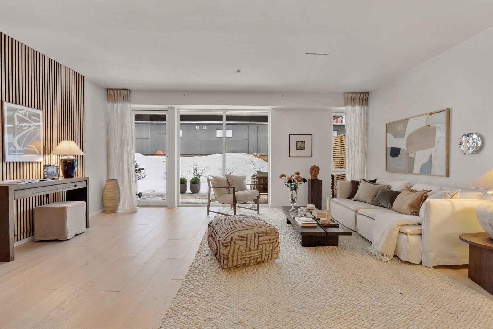 Stuen er lys og luftig med store vindusflater som slipper inn rikelig med naturlig lys Galleribilde