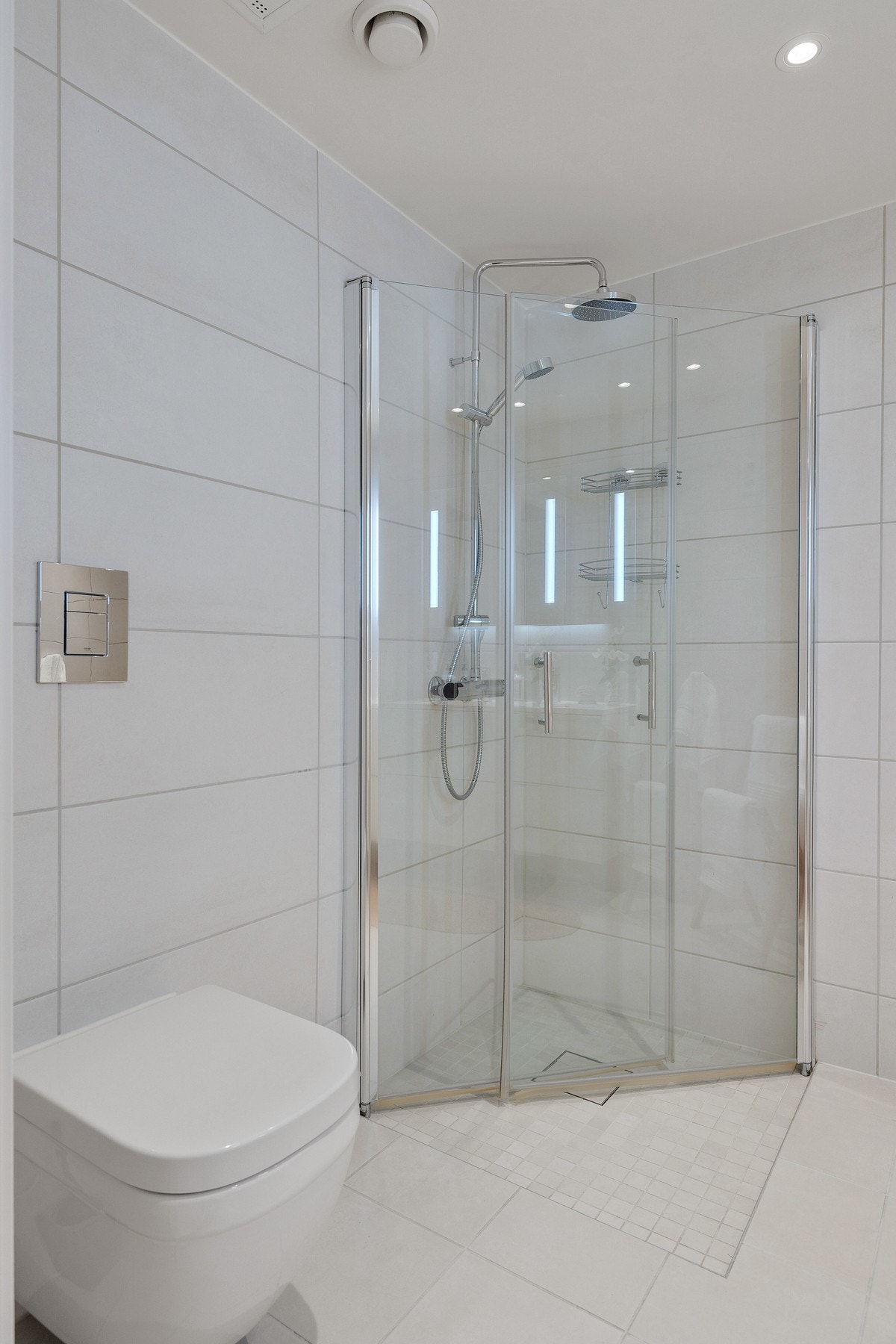 Innredning med vegghengte dusdjører i glass Galleribilde