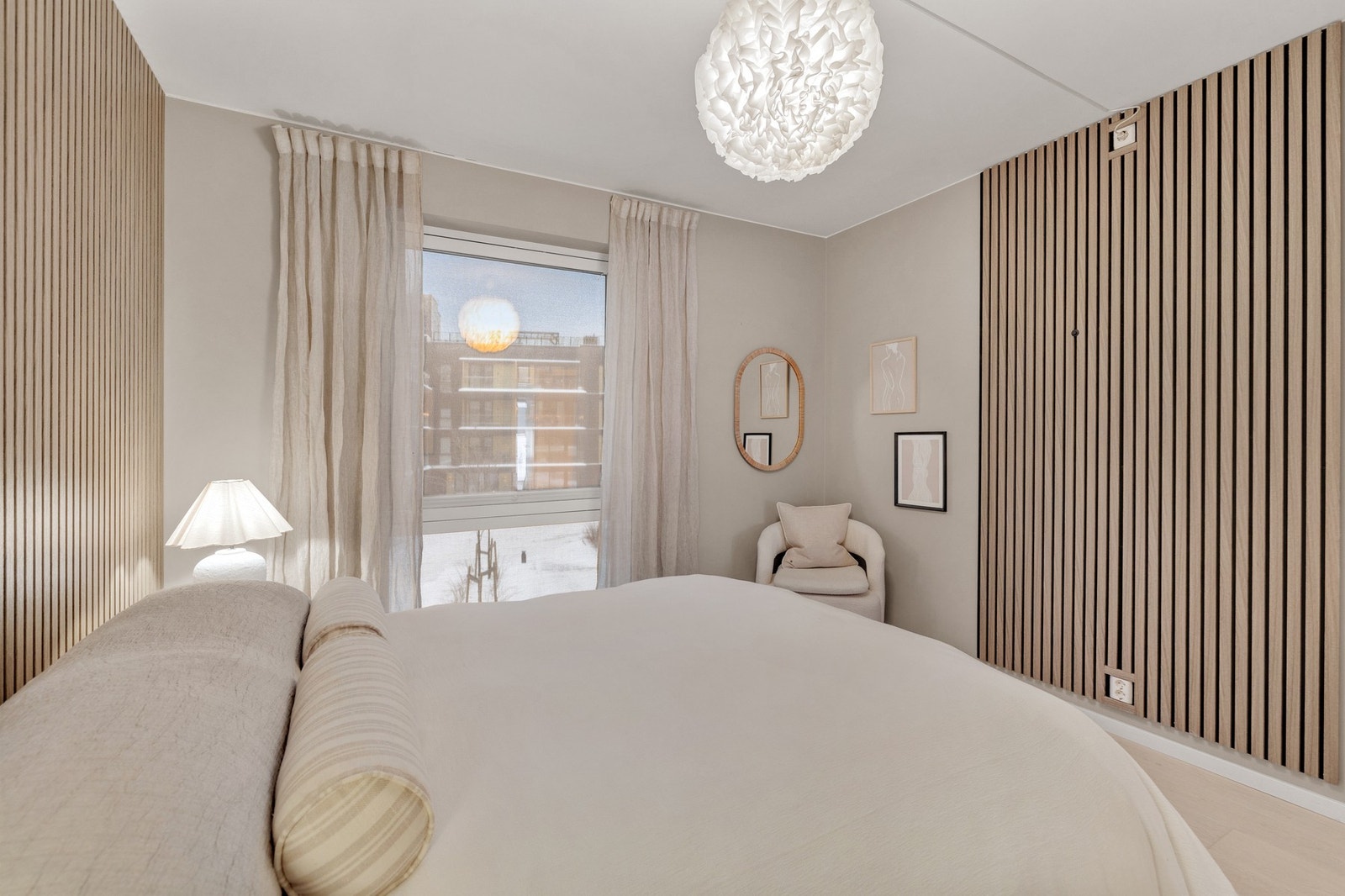 Det er plass til dobbeltseng og tilhørende nattbord Galleribilde