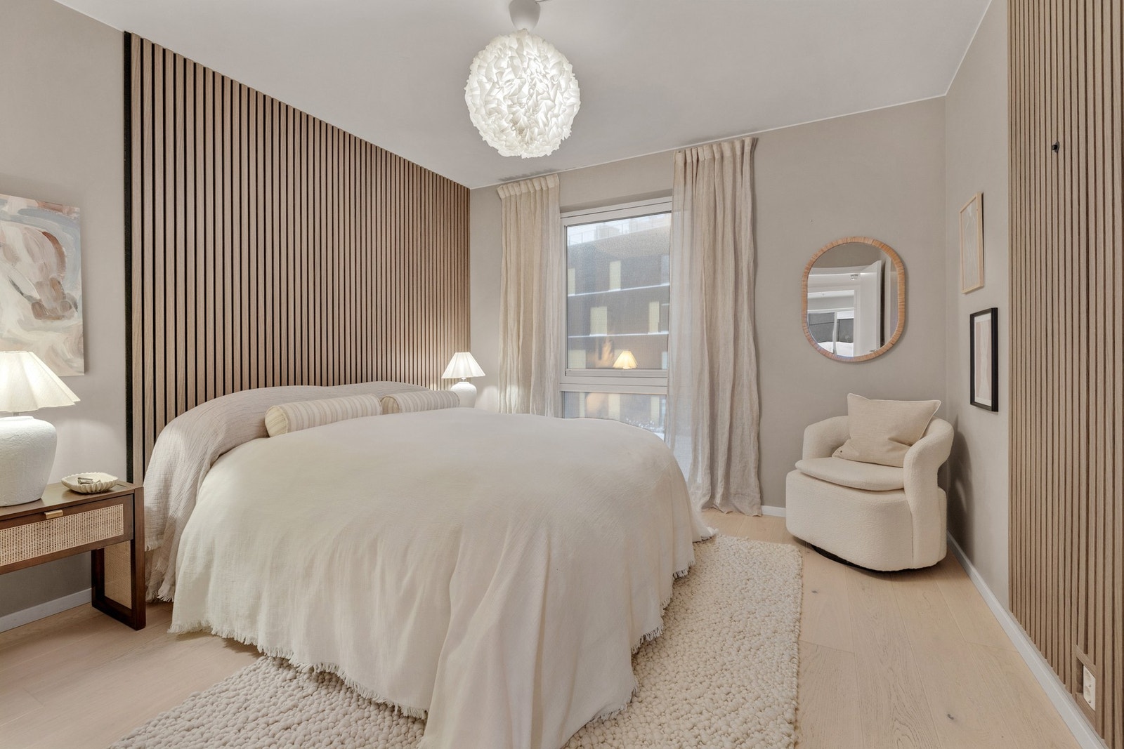 Boligens hovedsoverom er av god størrelse Galleribilde