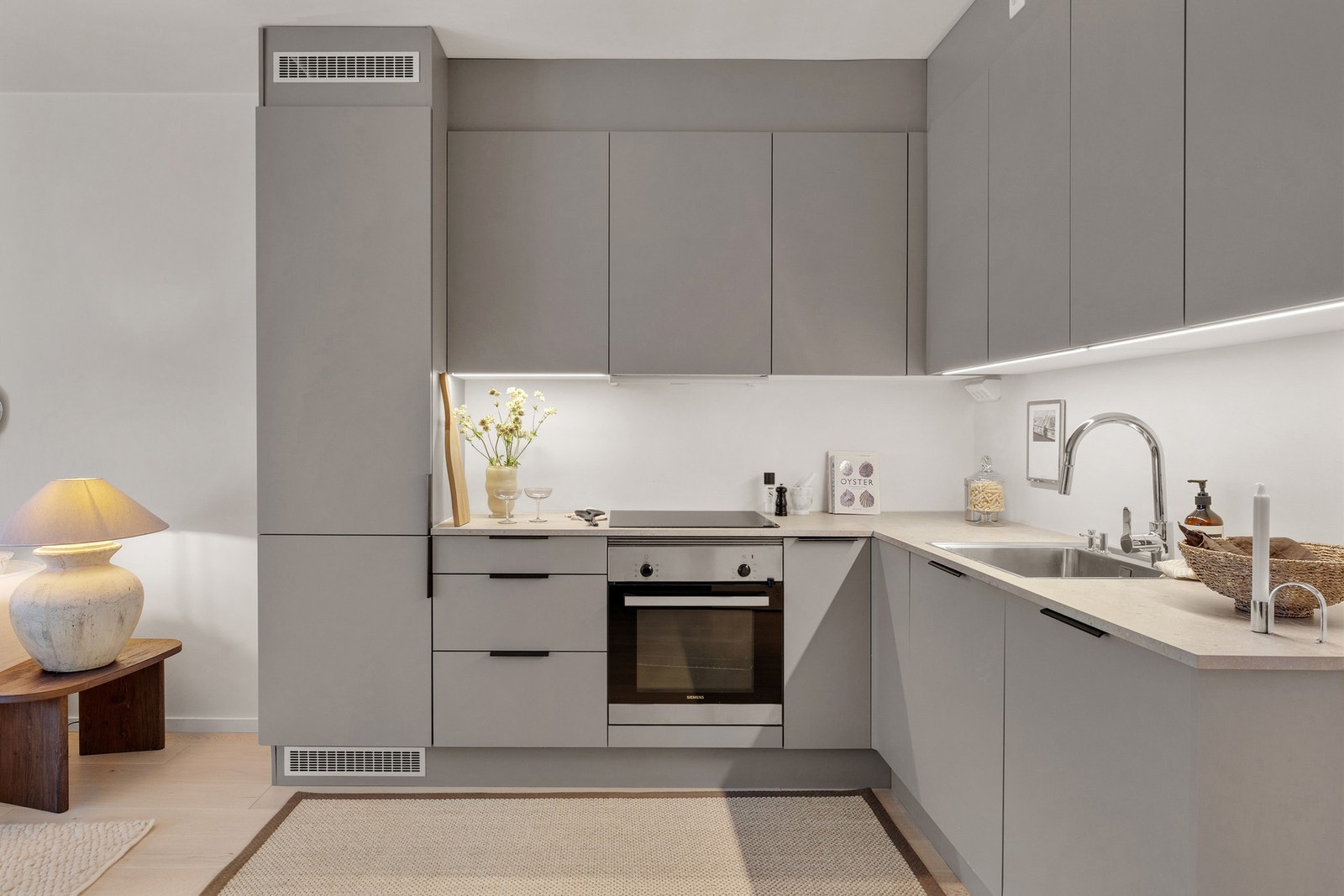 Det er integrerte hvitevarer med platetopp, kjøl/frys, oppvaskmaskin og komfyr Galleribilde