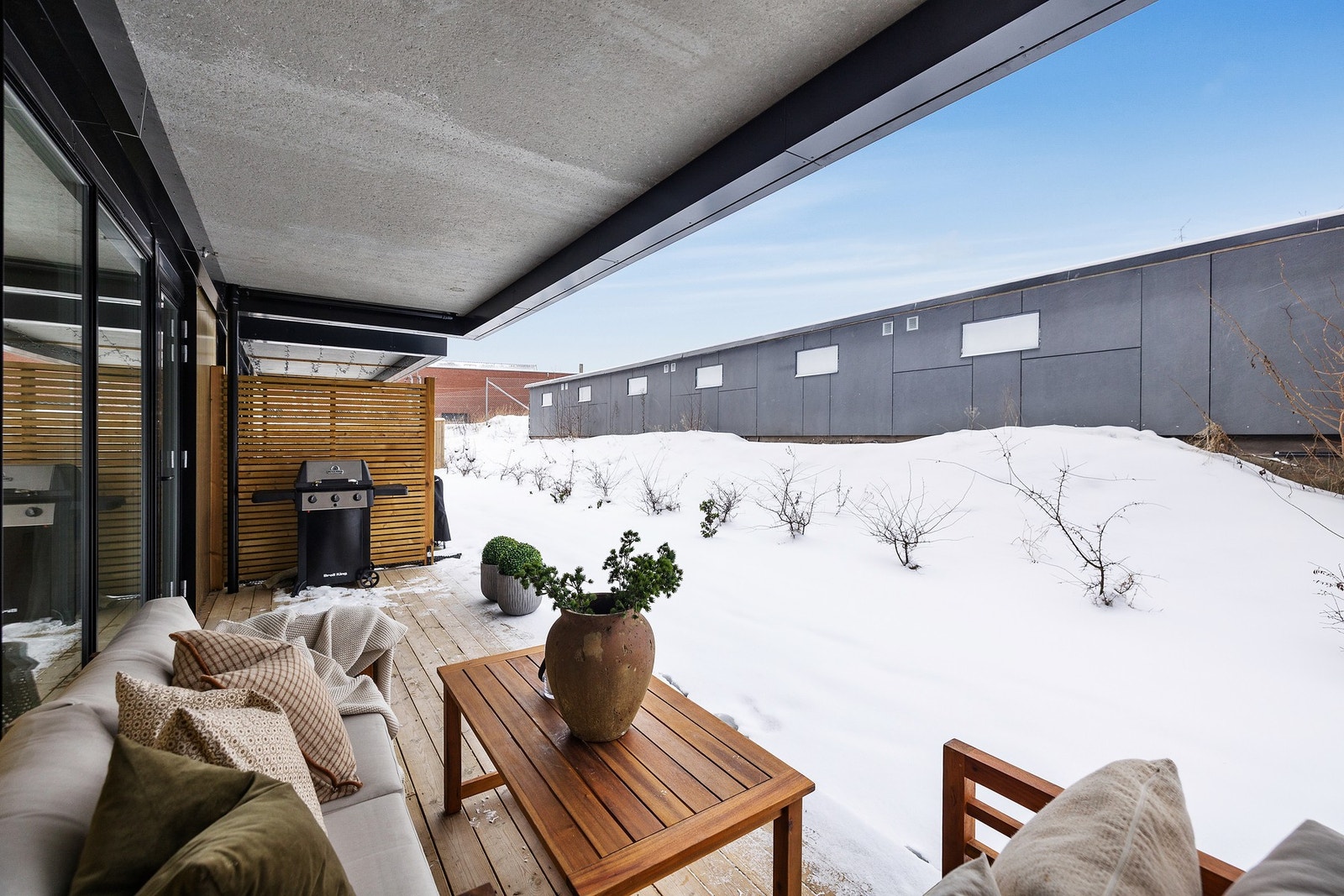 Fra stuen er det utgang til boligens markterrasse på hele 13 kvm Galleribilde