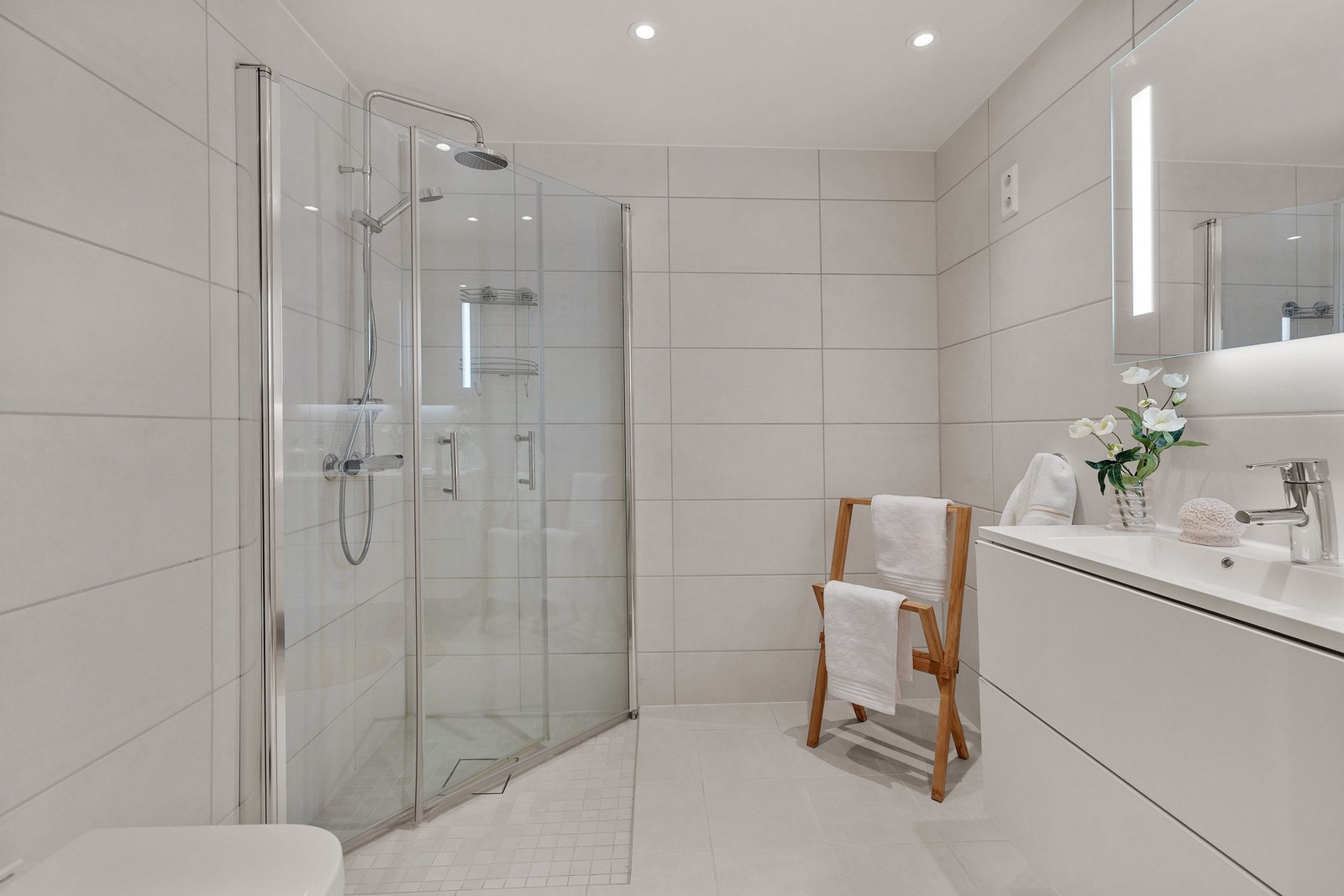 Pent flislagt bad med opplegg for vaskemaskin og tørketrommel, samt behagelig, vannbåren varme i gulv Galleribilde