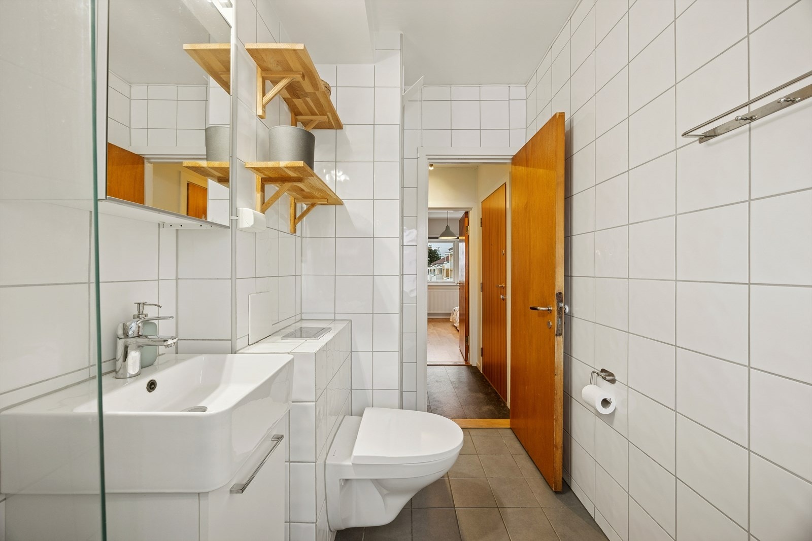 Baderommet er godt utnyttet med innfellbare dører, vegghengt toalett og opplegg for vaskemaskin. Galleribilde