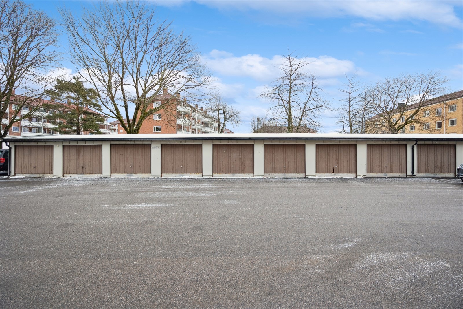 Det er mulig å søke om fast plass i borettslaget, garasje eller parkere på gjesteparkering. Galleribilde
