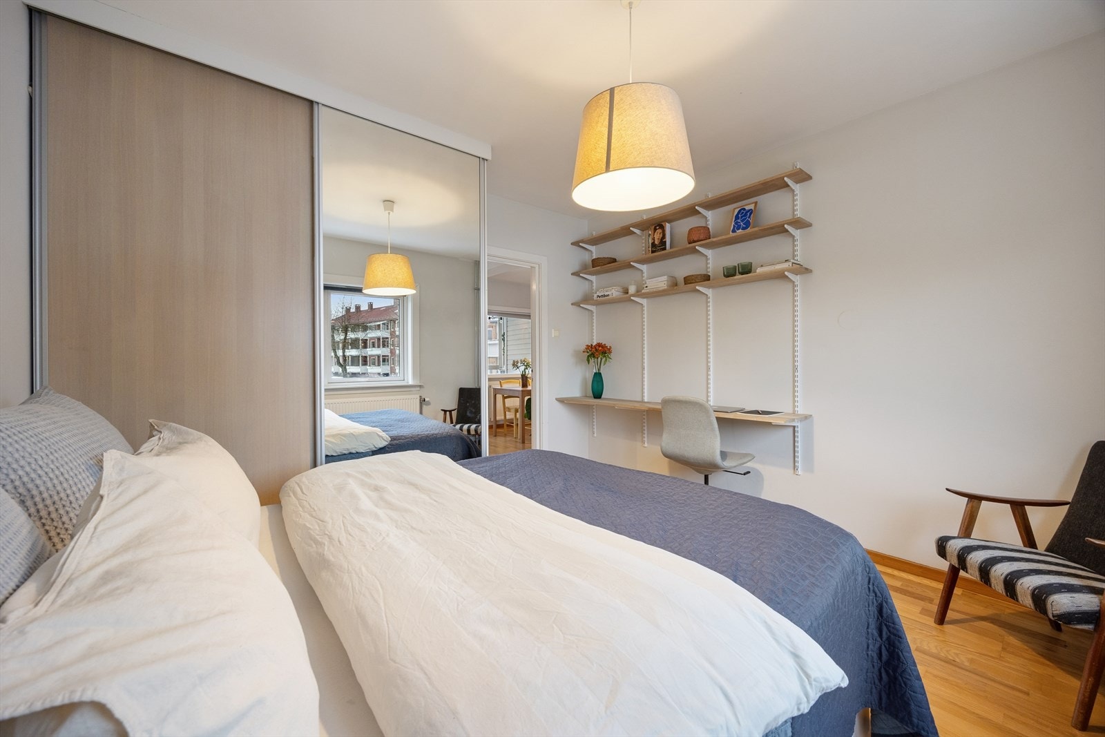 Boligen har to lyse og luftige soverom. Hovedsoverommet er innredet med stor skyvedørsgarderobe. Galleribilde