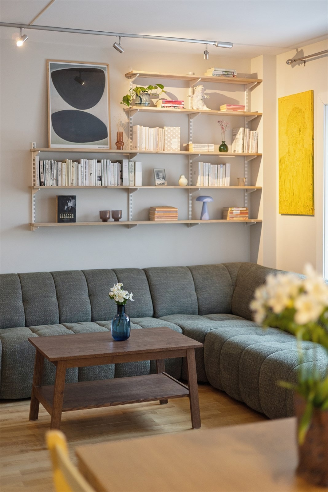 Stue med gode møbleringsmuligheter. Galleribilde