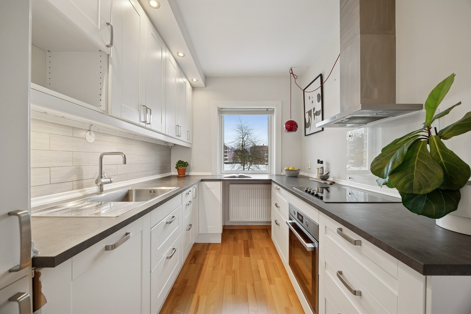 Tiltalende og separat kjøkken med integrerte hvitevarer. Galleribilde