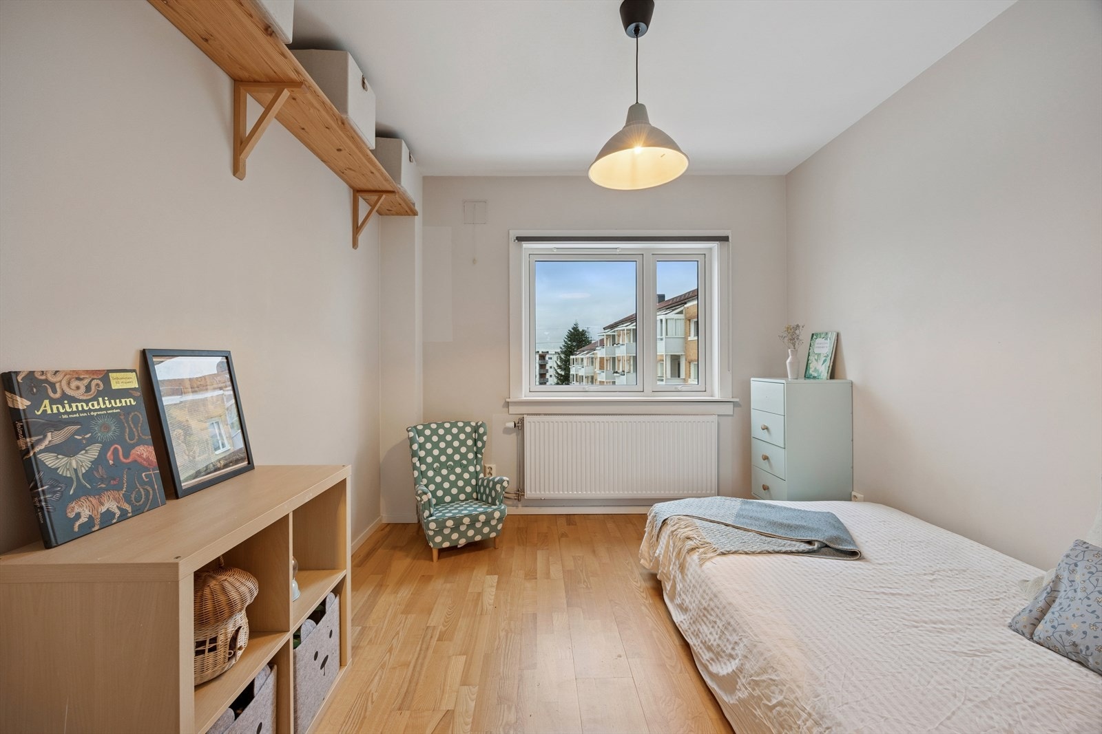 Soverom nr.2 egner seg godt som et barnerom, kontor eller gjesterom. Galleribilde