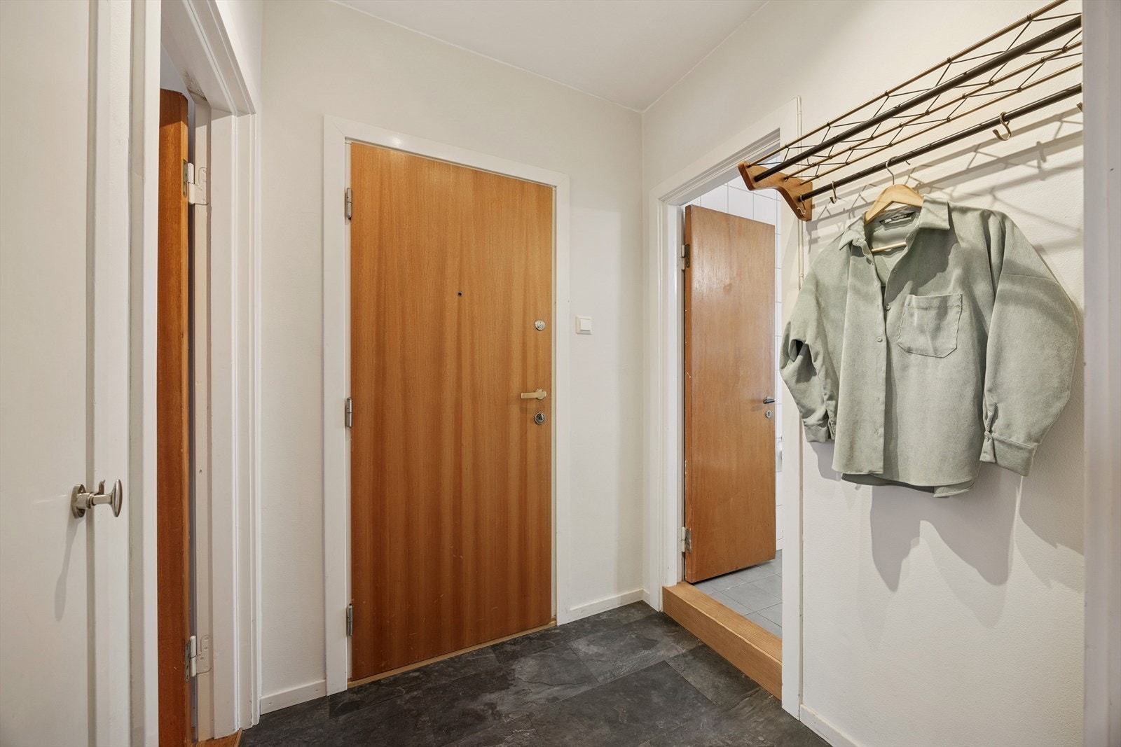 Ellers god plass til oppbevaring av sko og ytterklær i gangen. Galleribilde