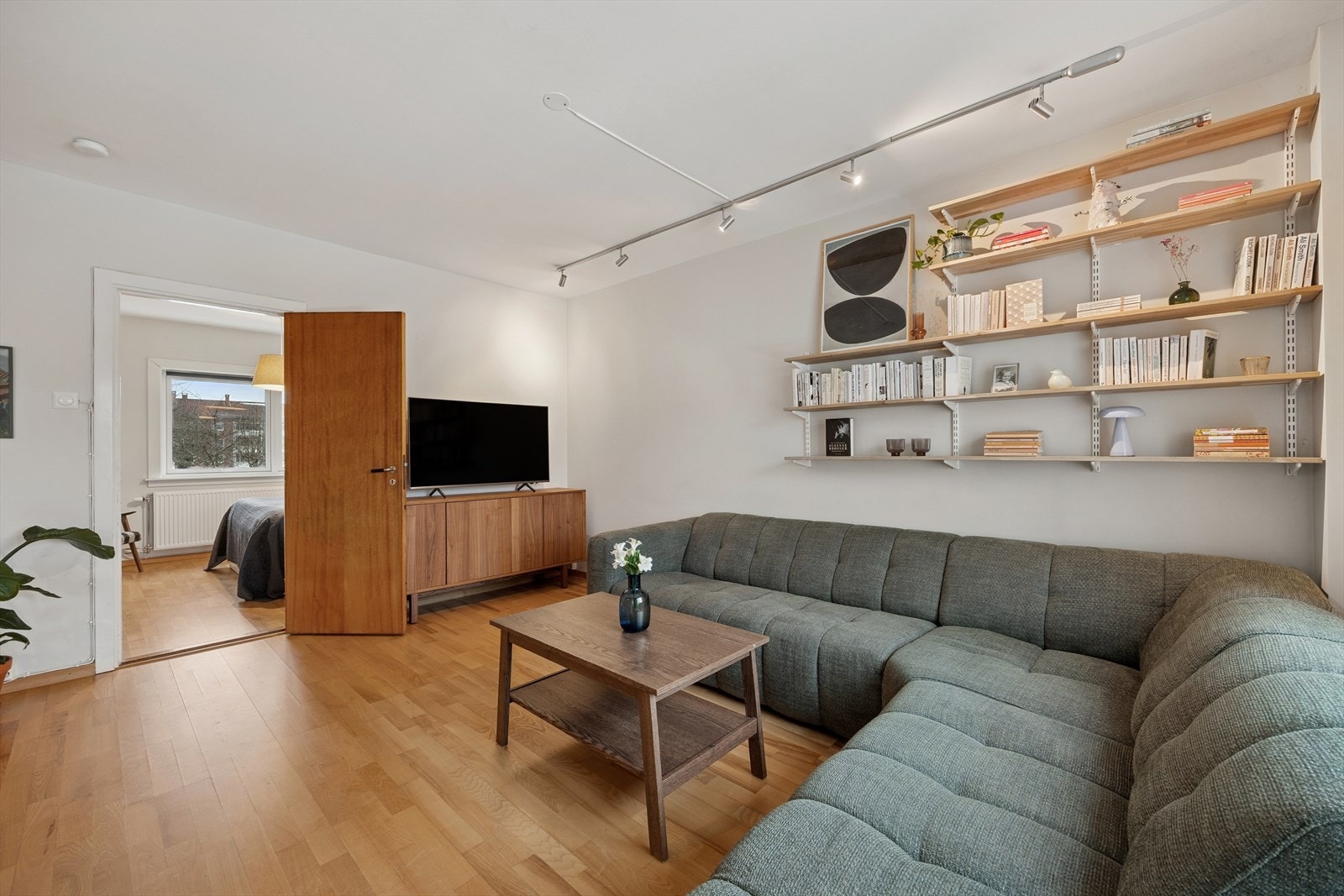 Dette er en lys og pen 3-roms leilighet med en fin intern beliggenhet i Etterstad Vest borettslag. Galleribilde