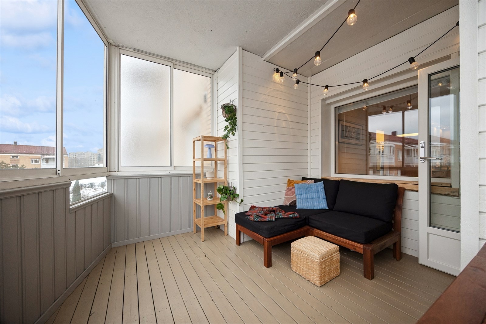 Balkongen er overbygget og er på ca. 10 kvm. Her er det god plass til utemøblement. Galleribilde