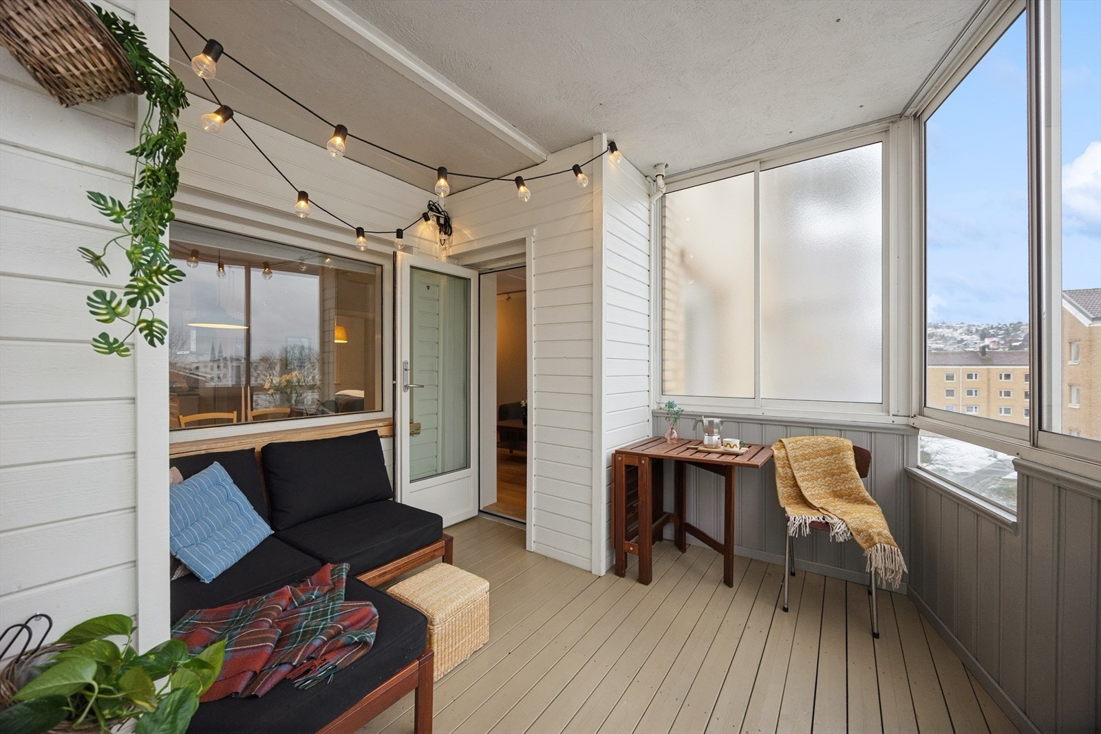 Utgang til innglasset og sørvendt balkong. Galleribilde