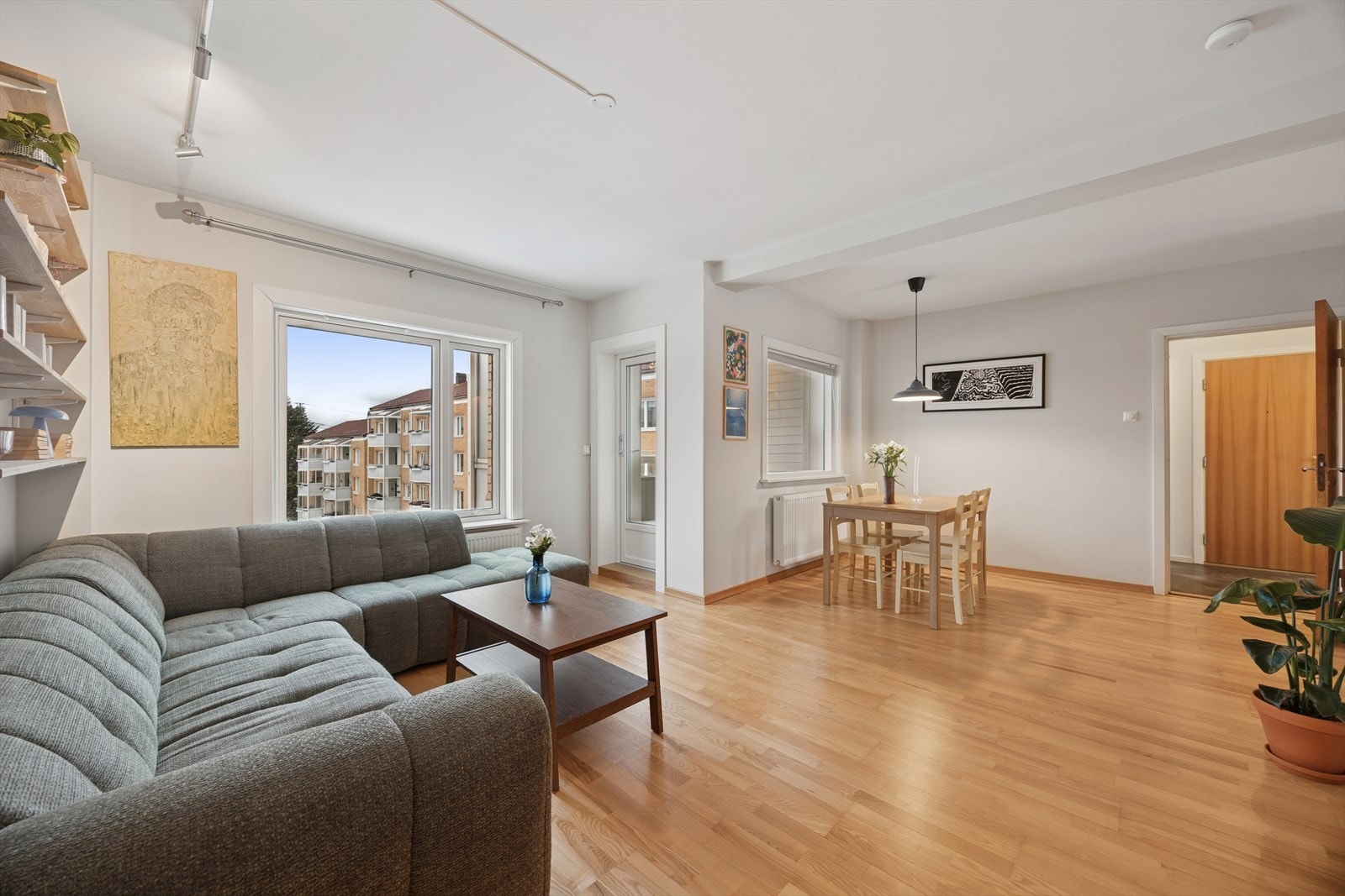 Store vindusflater slipper inn godt med naturlig lys inn i stuen. Galleribilde