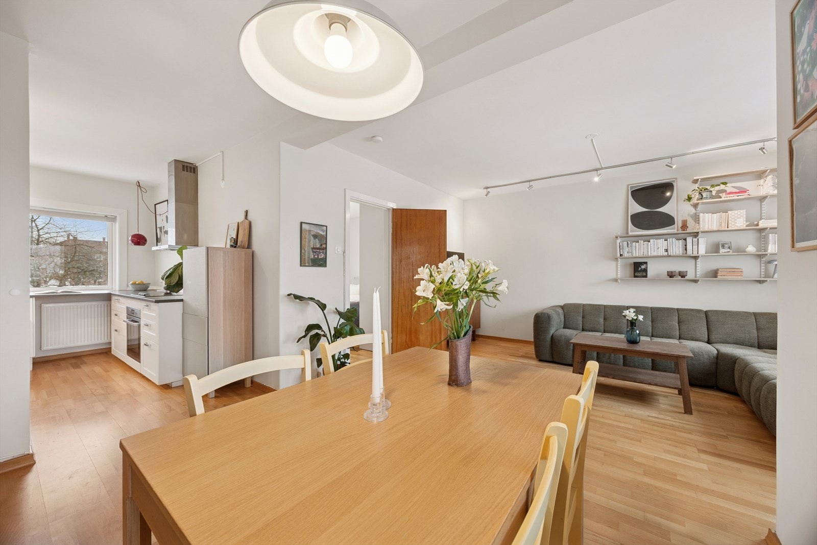 Her er det god plass til stort spisebord og sofagruppe. Galleribilde