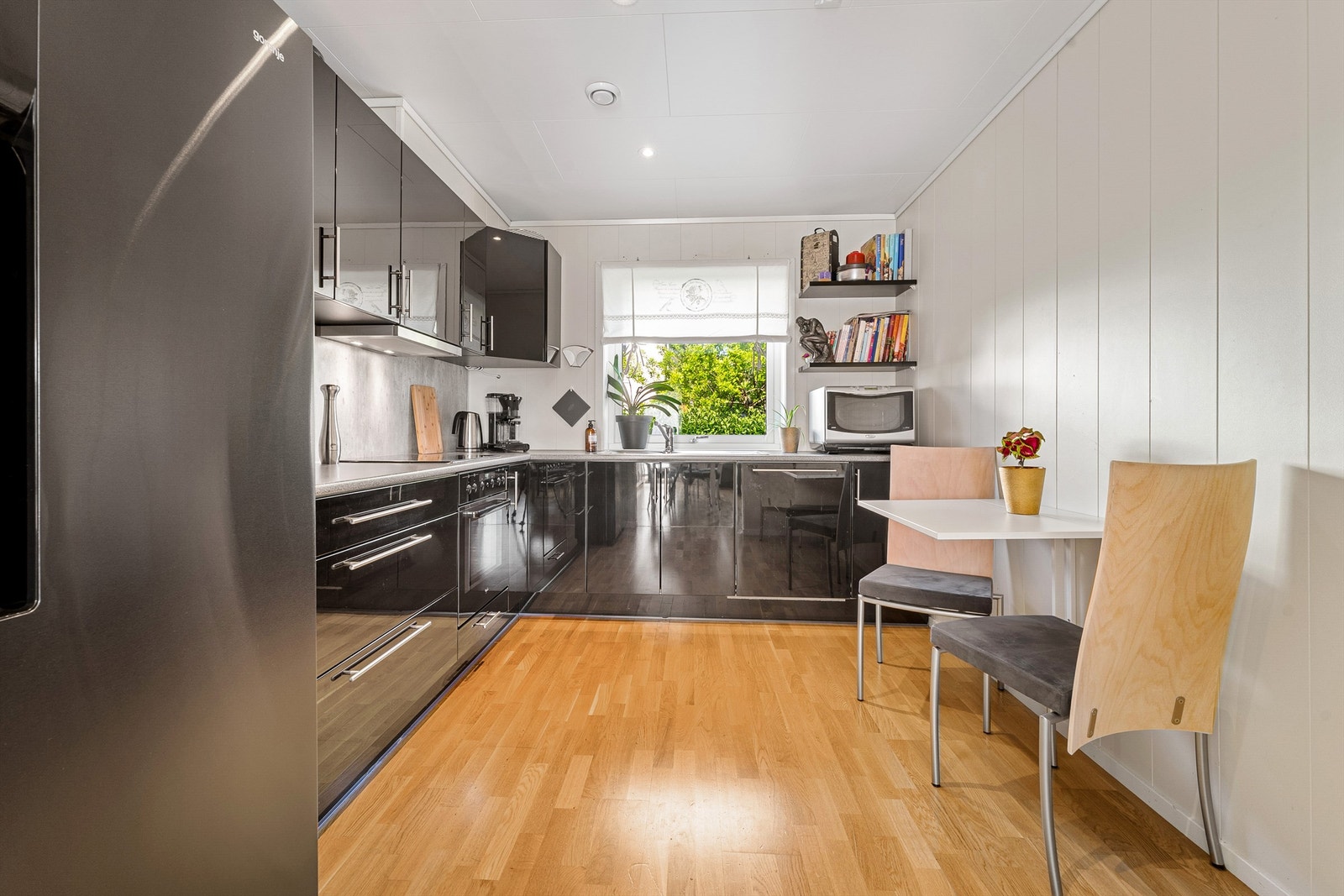 Moderne kjøkken med glatte fronter og integrerte hvitevarer Galleribilde