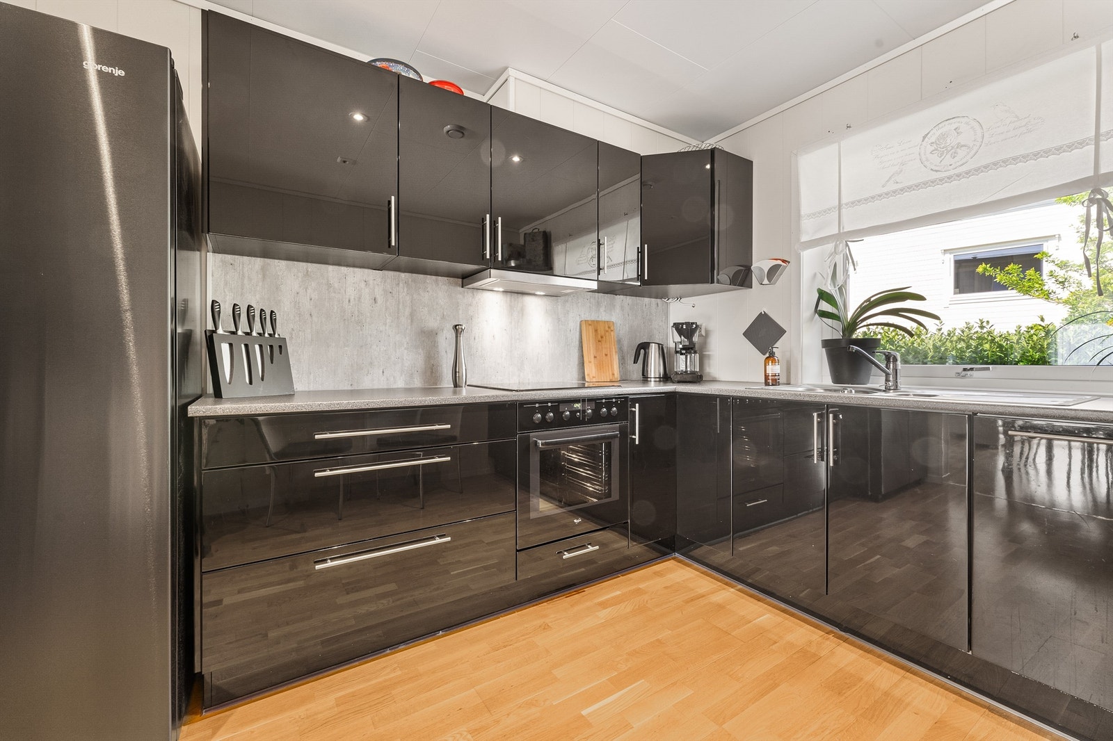 Moderne Kjøkken med godt med skapplass Galleribilde