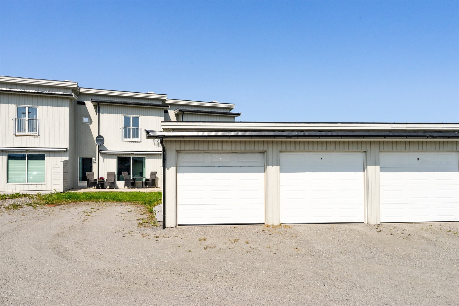 Garasje nr. 3 fra venstre Galleribilde