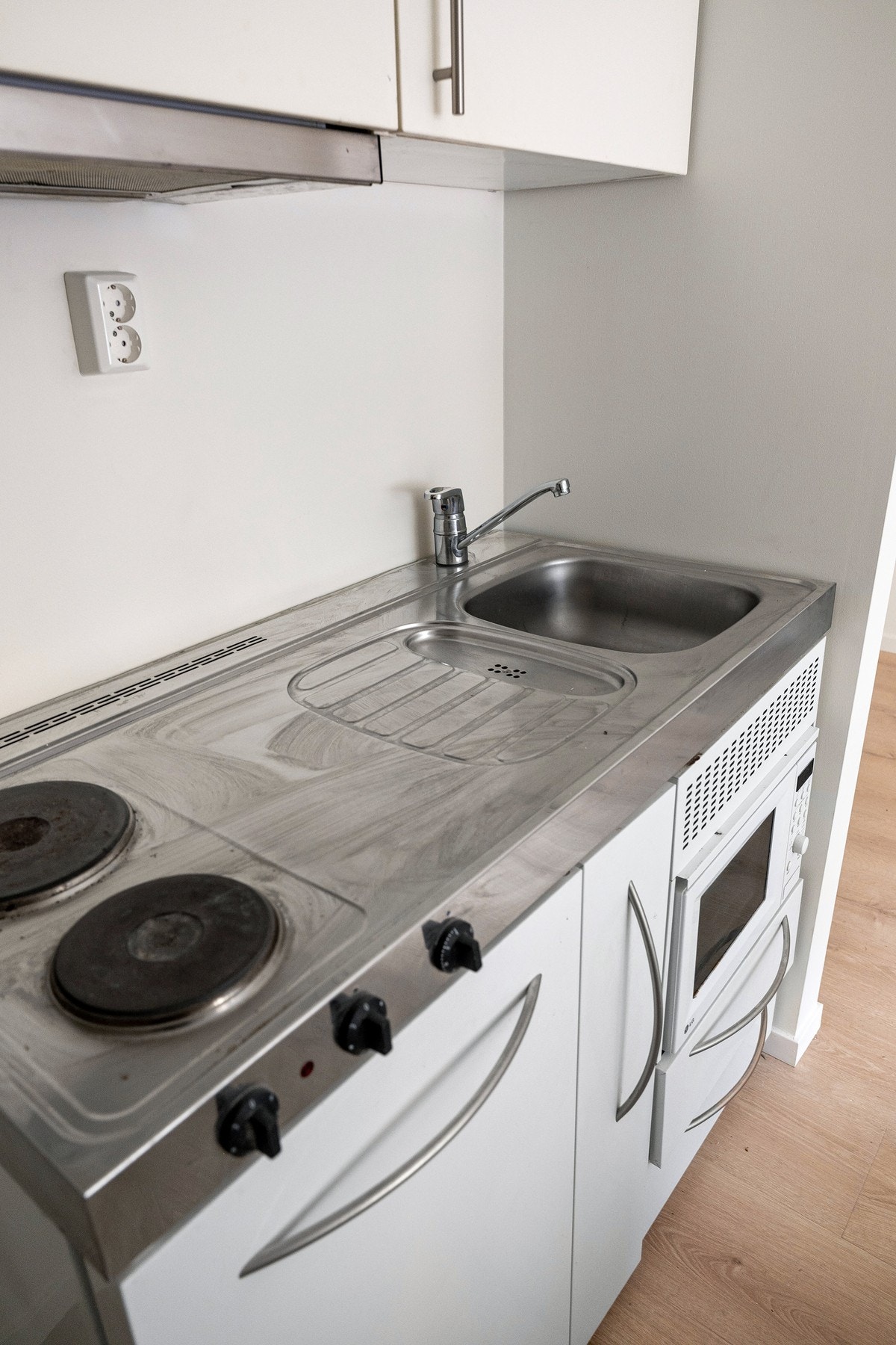 Det er integrert kjøleskap i modulen og det er kokesone med 2 kokeplater. Galleribilde