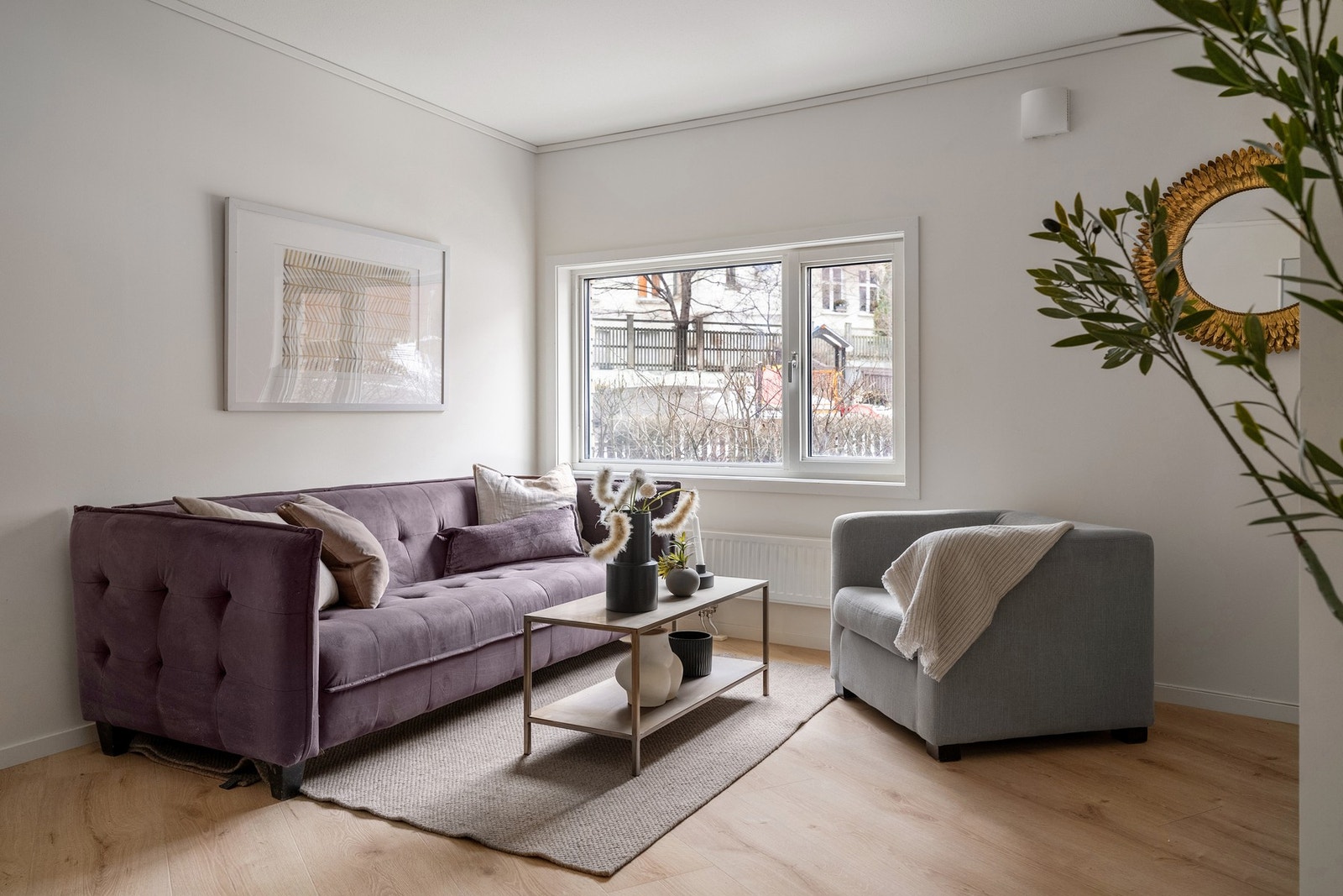 Leiligheten fremstår moderne og delikat med lyse fargevalg på vegger og nytt laminatgulv fra 2025. Galleribilde