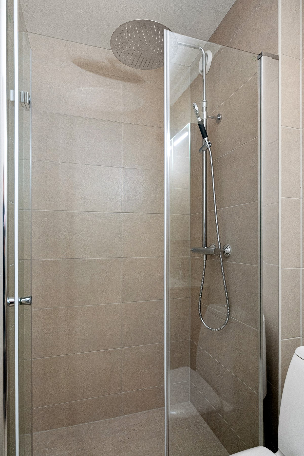 Dusjhjørne med regnfallsdusj. Galleribilde