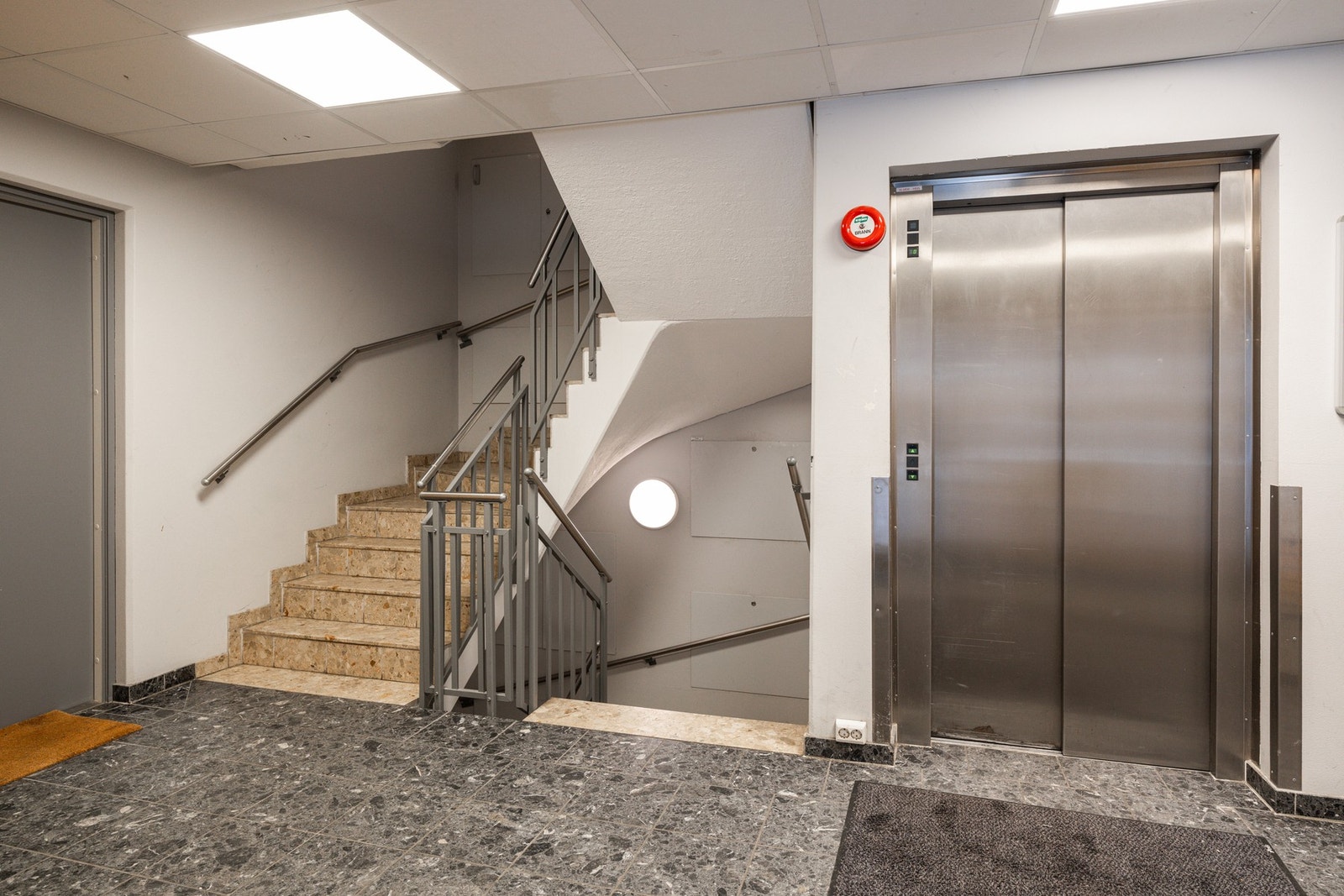 Moderne fellesarealer. Det er heis i bygget. Galleribilde