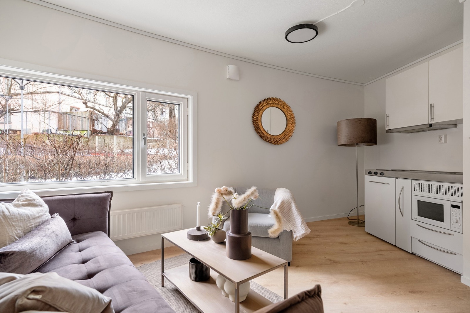 Den åpne stueløsningen har en smart kjøkkenmodul som utnytter plassen effektivt. Galleribilde