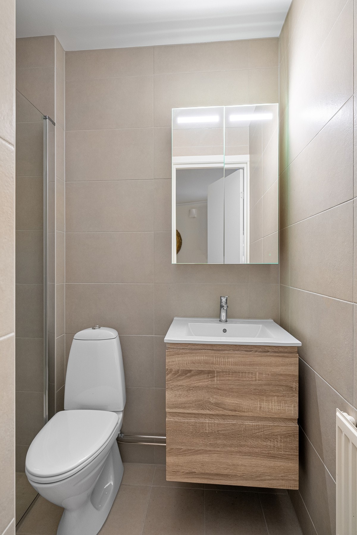 Moderne og delikat bad/wc renovert i 2025. Galleribilde