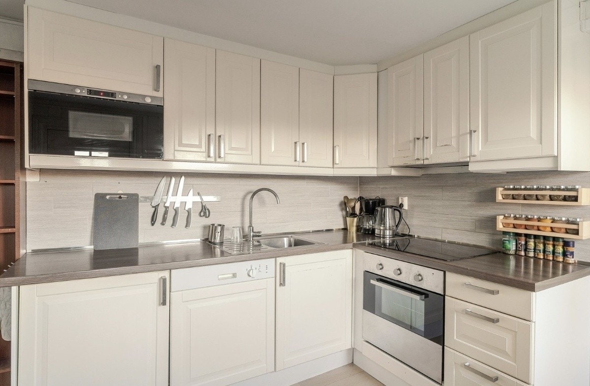 Fullt utstyrt kjøkken Galleribilde