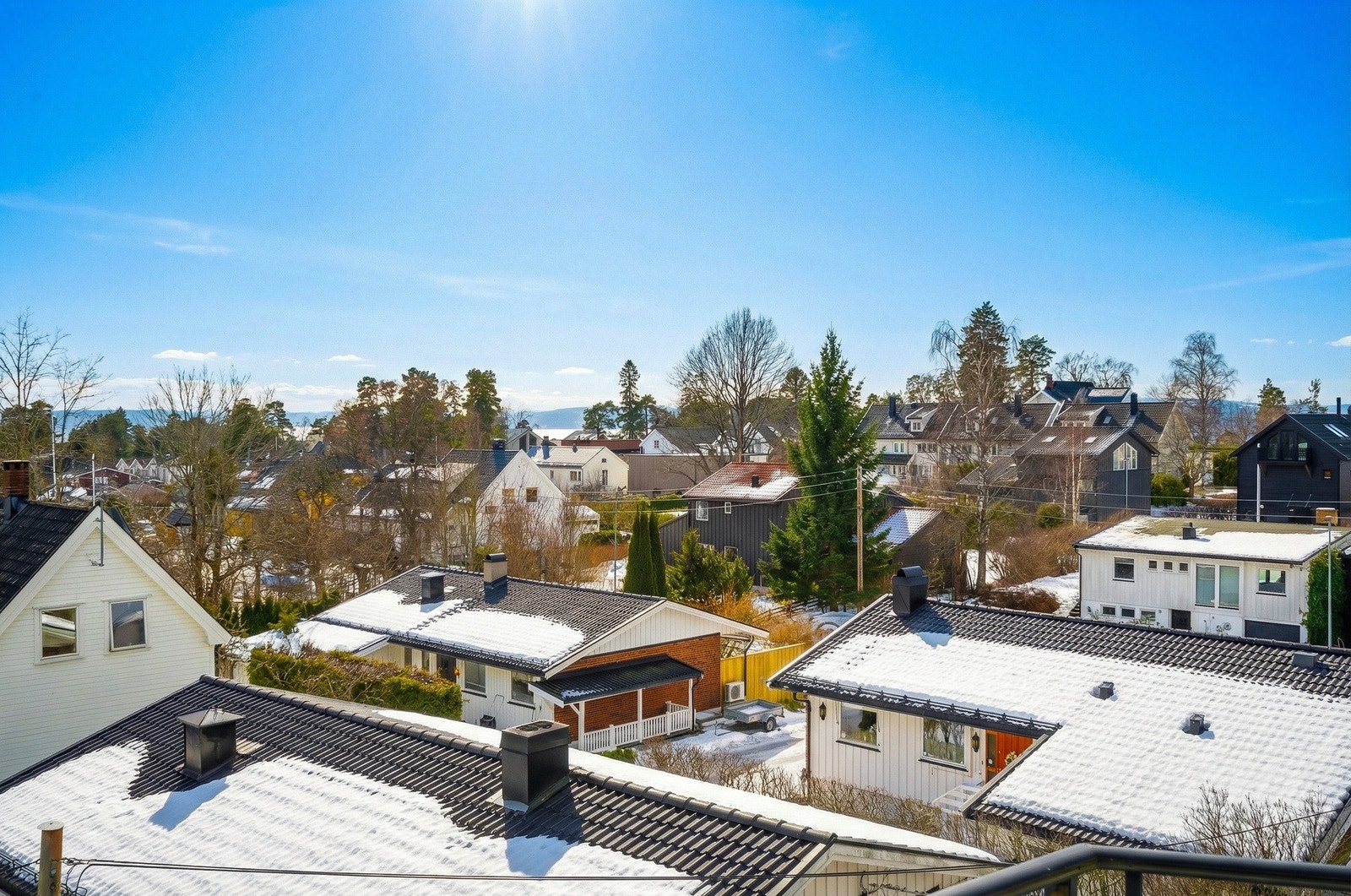 Leiligheten ligger i et sentralt, meget attraktivt og veletablert boligstrøk på Bekkelaget/Holtet med kort gangavstand til bl.a. butikker, servicetilbud og kollektivtransport. Galleribilde