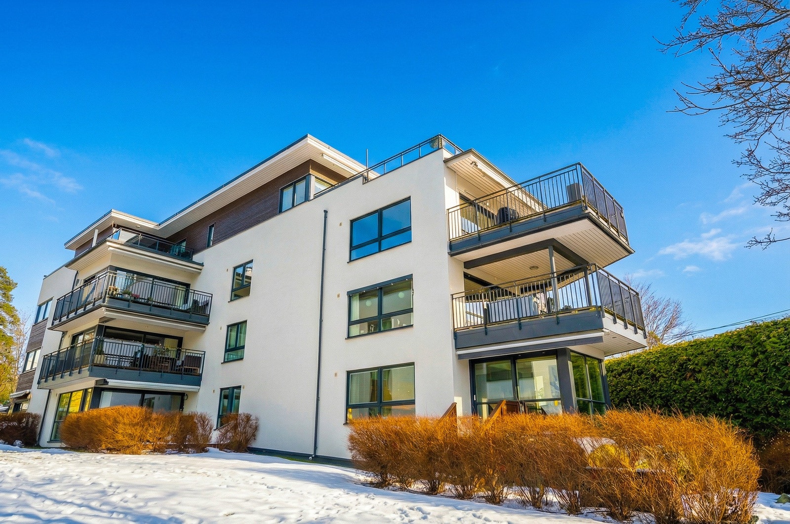 Moderne og velholdt bygg i rolige omgivelser på attraktive Holtet. Galleribilde