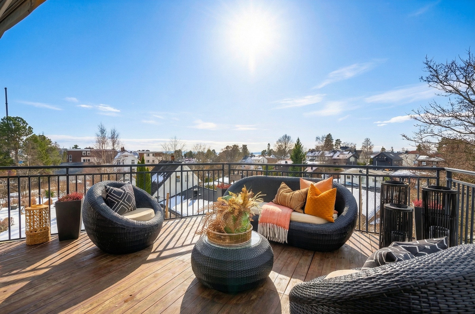 Plasseringen gir svært gode solforhold og et skjermet uterom med god plass til både spisebord og sittegrupper. Galleribilde