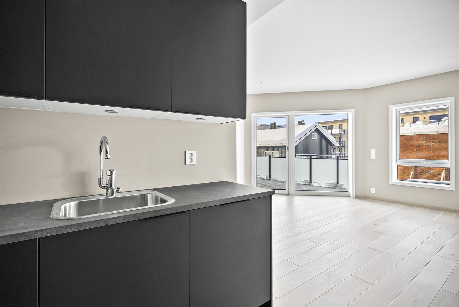 Over- og underskap i ultra matt svart utførelse (tilvalg på kjøkkenfronter) Galleribilde