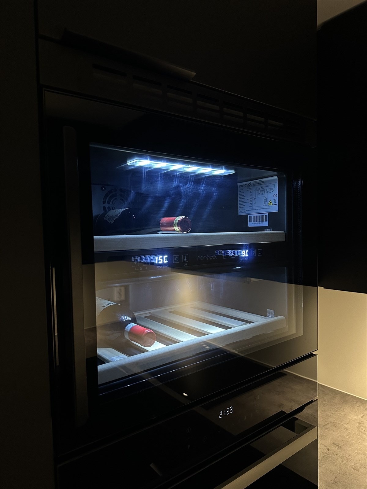 Vinskap over stekeovn Galleribilde