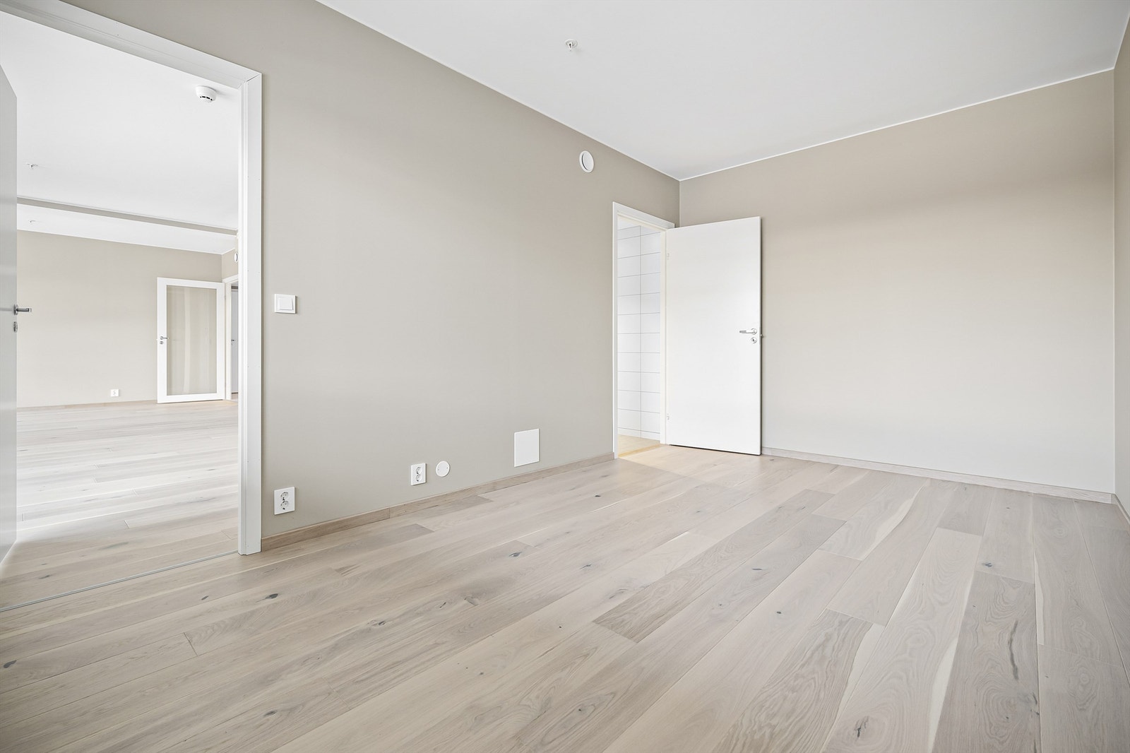 Soverom 1 med 1-stavs parkett på gulv, malte vegger og malt himling Galleribilde