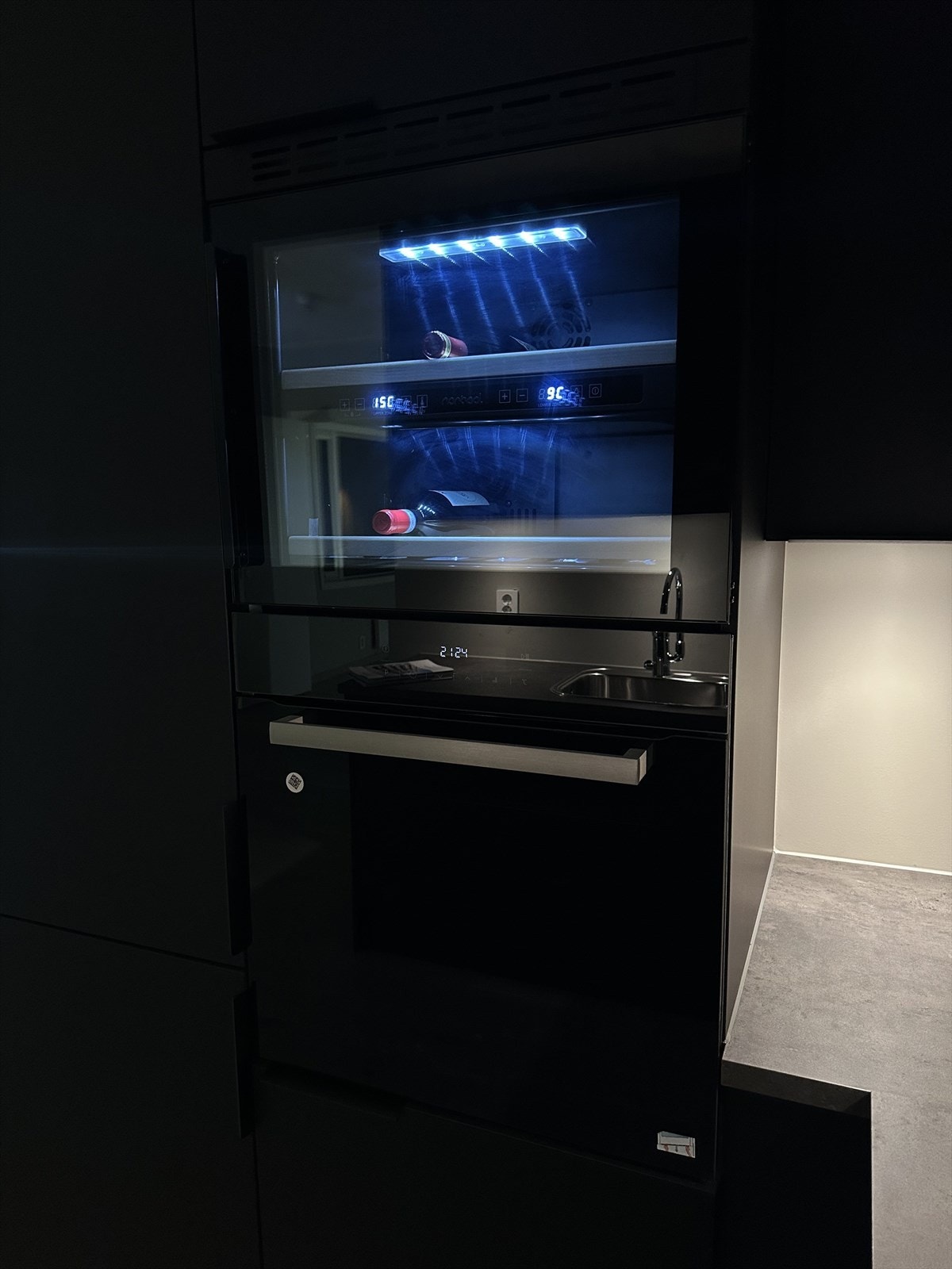 Vinskap over stekeovn Galleribilde