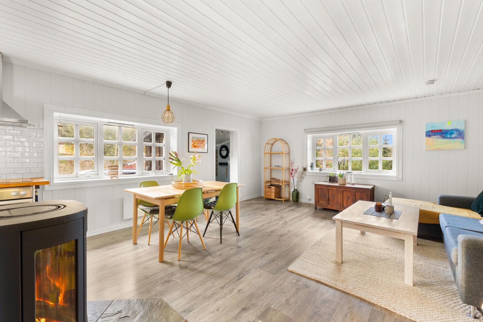 Himlingene er kledd i malt panel, og overflatene er generelt godt vedlikeholdt. Galleribilde