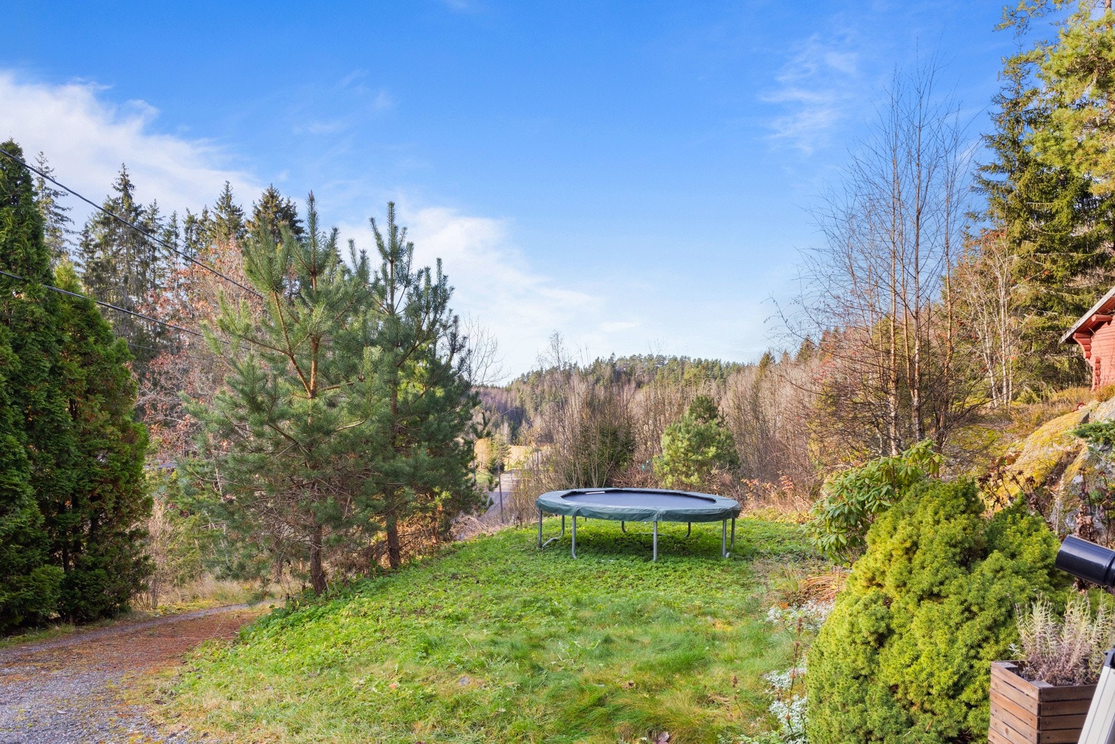 Med kun 40 minutters kjøring til Oslo, eller en kort busstur, er det lett tilgjengelig både for raske helgeturer og lengre opphold. Galleribilde