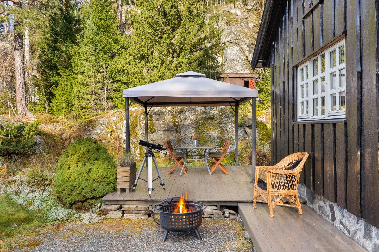 Nærmiljøet byr også på spennende destinasjoner som Spiker'n Utleie- og Velværesenter med sin hyggelige sommerkafé, hvor du kan unne deg både fysisk og mentalt påfyll. Galleribilde