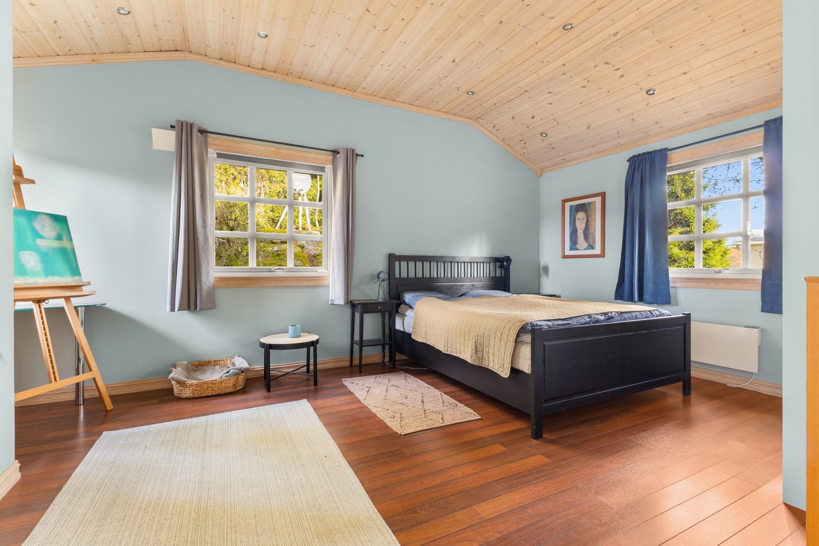 Hovedsoverommet har god plass til dobbeltseng, garderobe og andre sovemøblement, Galleribilde