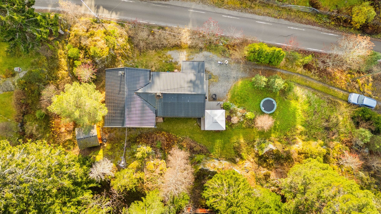 Pent opparbeidet tomt med gress og beplantning. Parkering på Tomt. Galleribilde