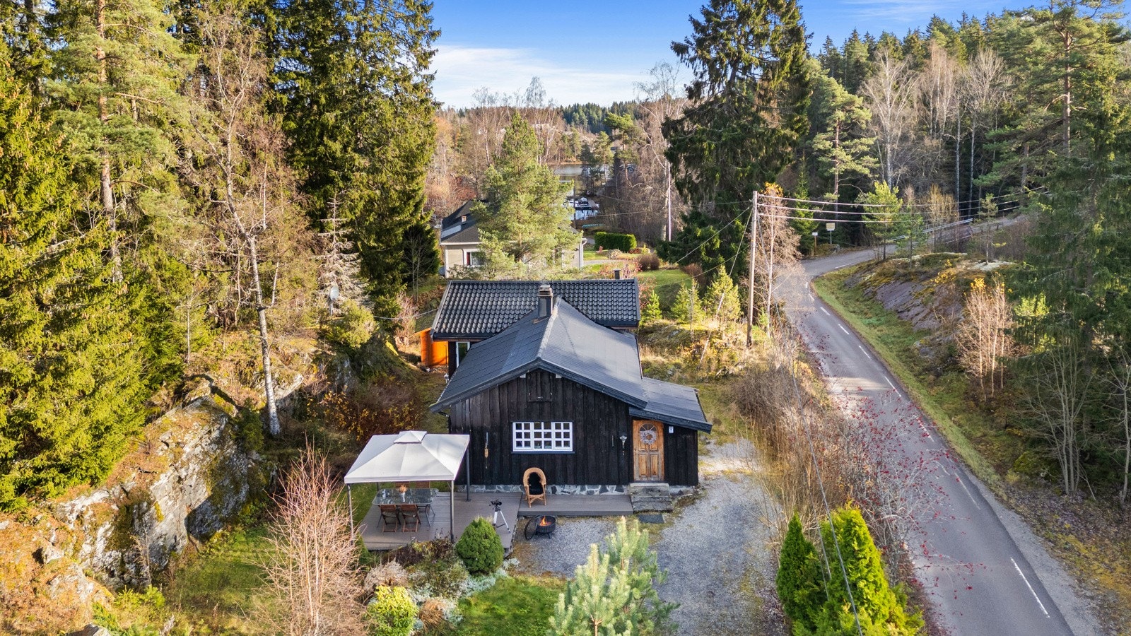 Denne koselige hytta har et klassisk uttrykk og gjennomgående god standard på overflater. Galleribilde