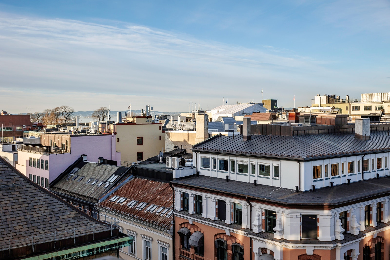 Fantastisk utsikt over OSLOs tak mens du jobber. Galleribilde