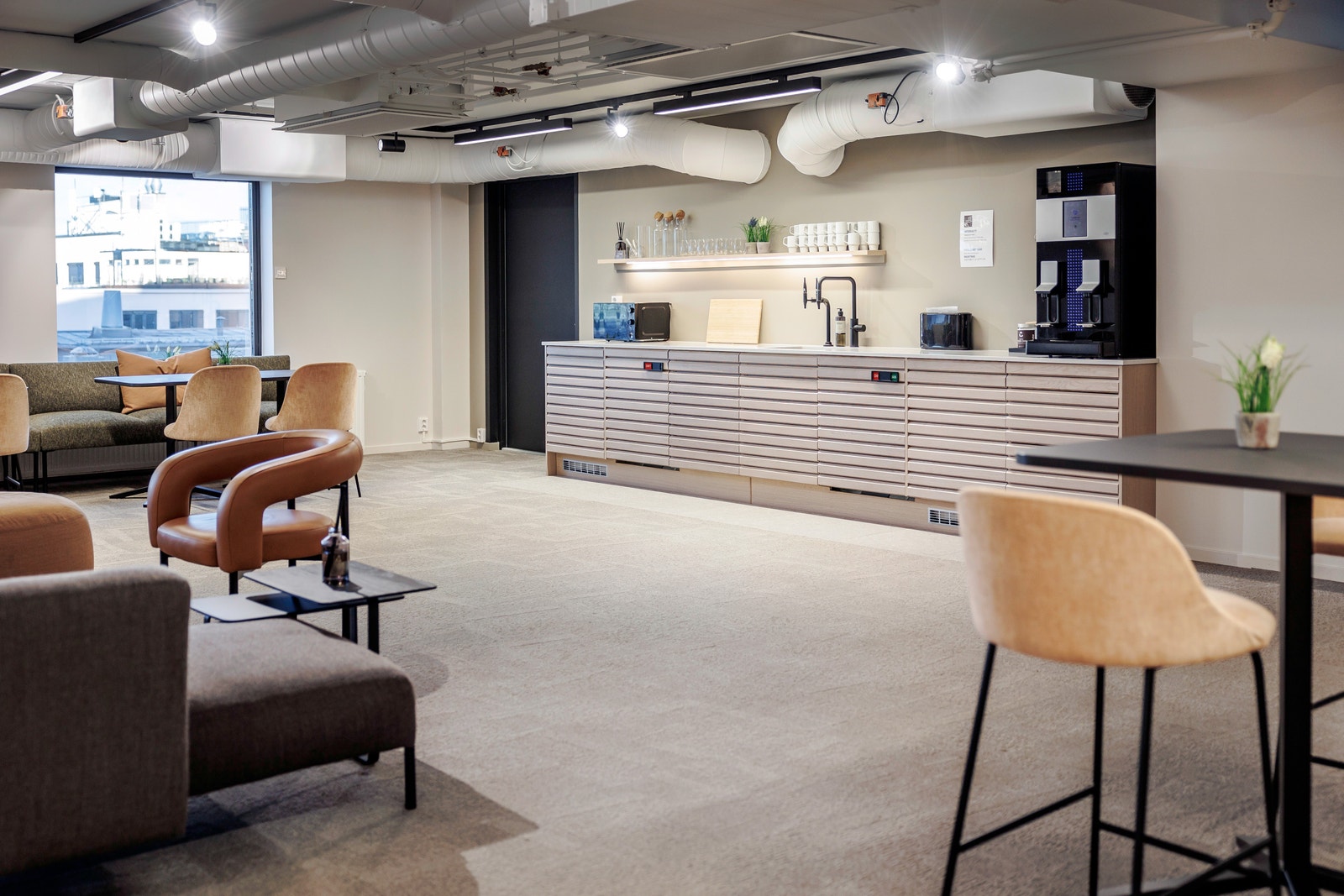 Felles kjøkken med 2 kjøleskap og 2 oppvaskmaskiner
Kaffemaskinen er selvfølgelig på plass! Galleribilde