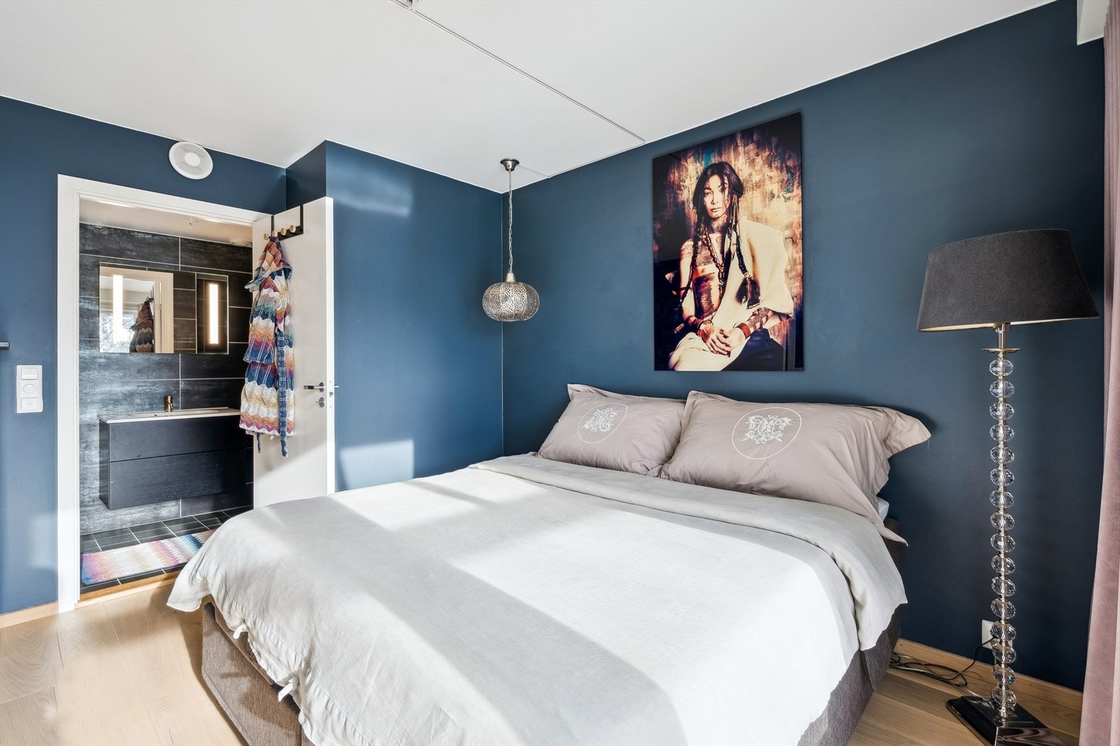 Det største soverommet har tilgang til eget bad Galleribilde