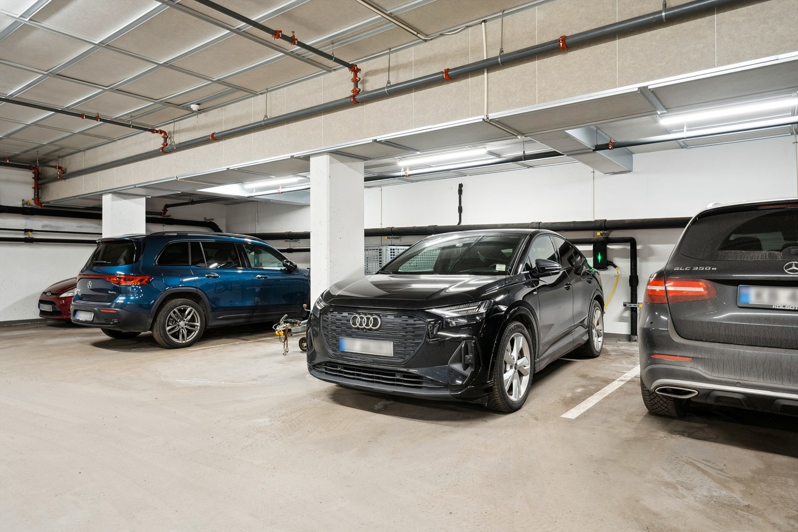 Bilene parkeres trygt på to medfølgende garasjeplasser med elbil-ladeopplegg Galleribilde