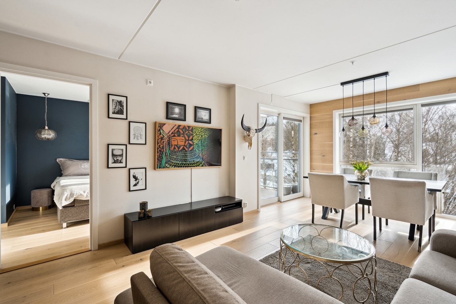 I stuen er det plass til både sofagruppe og spisebord Galleribilde