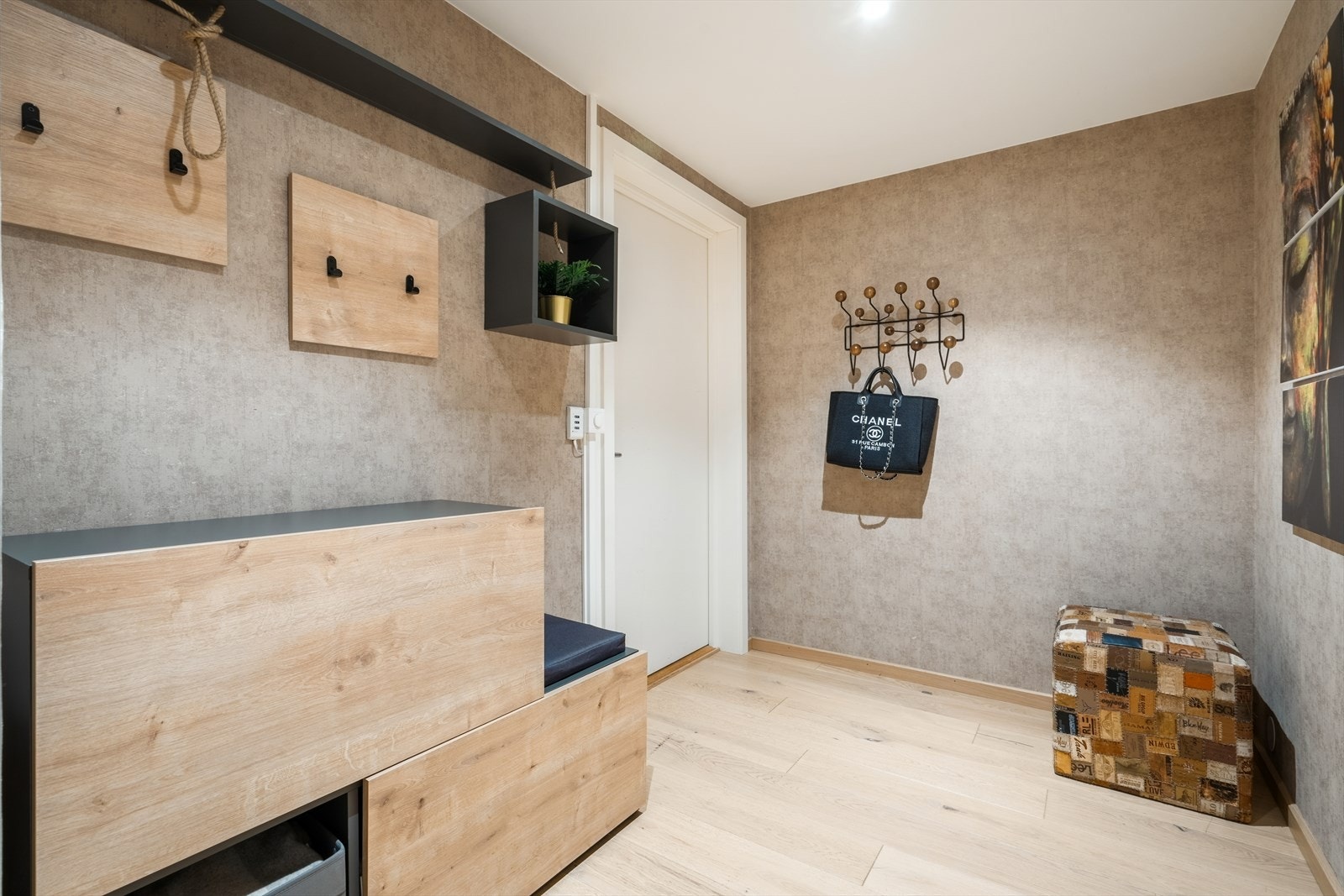 Innenfor døren kommer du inn i en romslig og innbydende entré Galleribilde