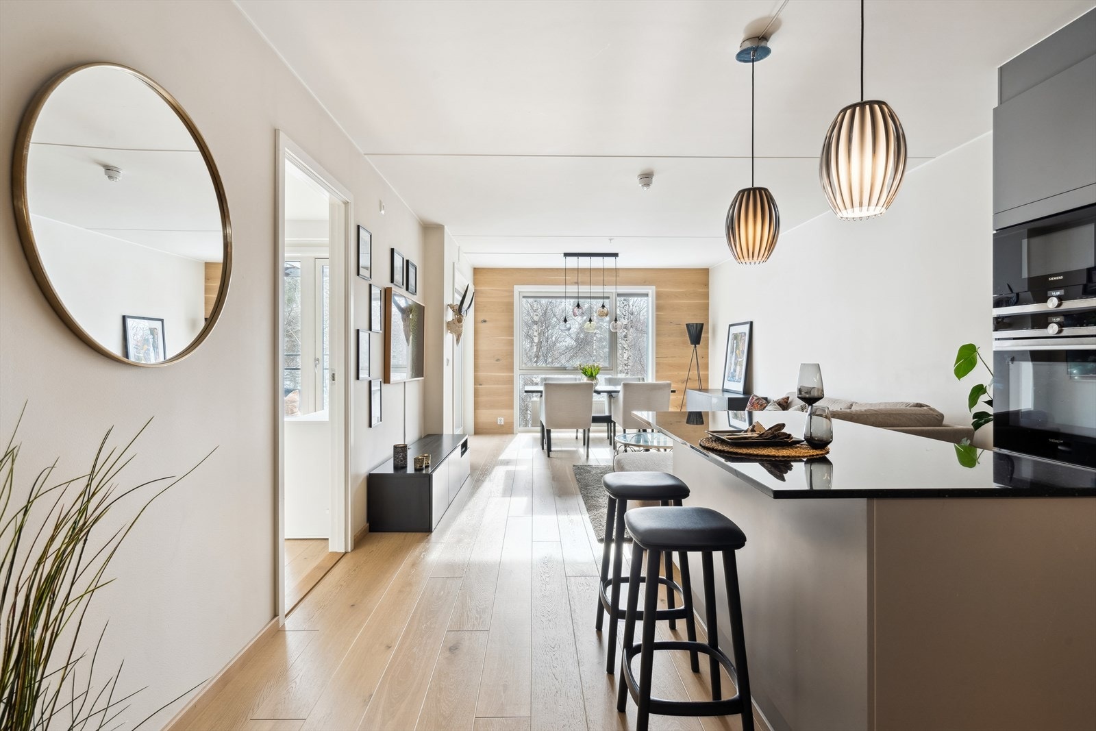 Store vindusflater som slipper inn mye naturlig lys. Galleribilde