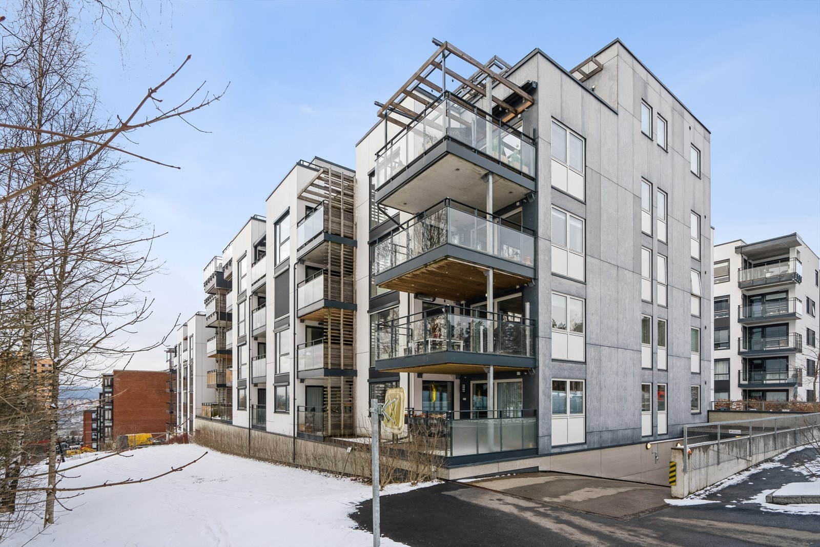 Sameiet ligger sentralt til på Lutvann og har nærhet til offentlig kommunikasjon, rekreasjonsområder og et godt utvalg av servicetilbud og andre fasiliteter Galleribilde